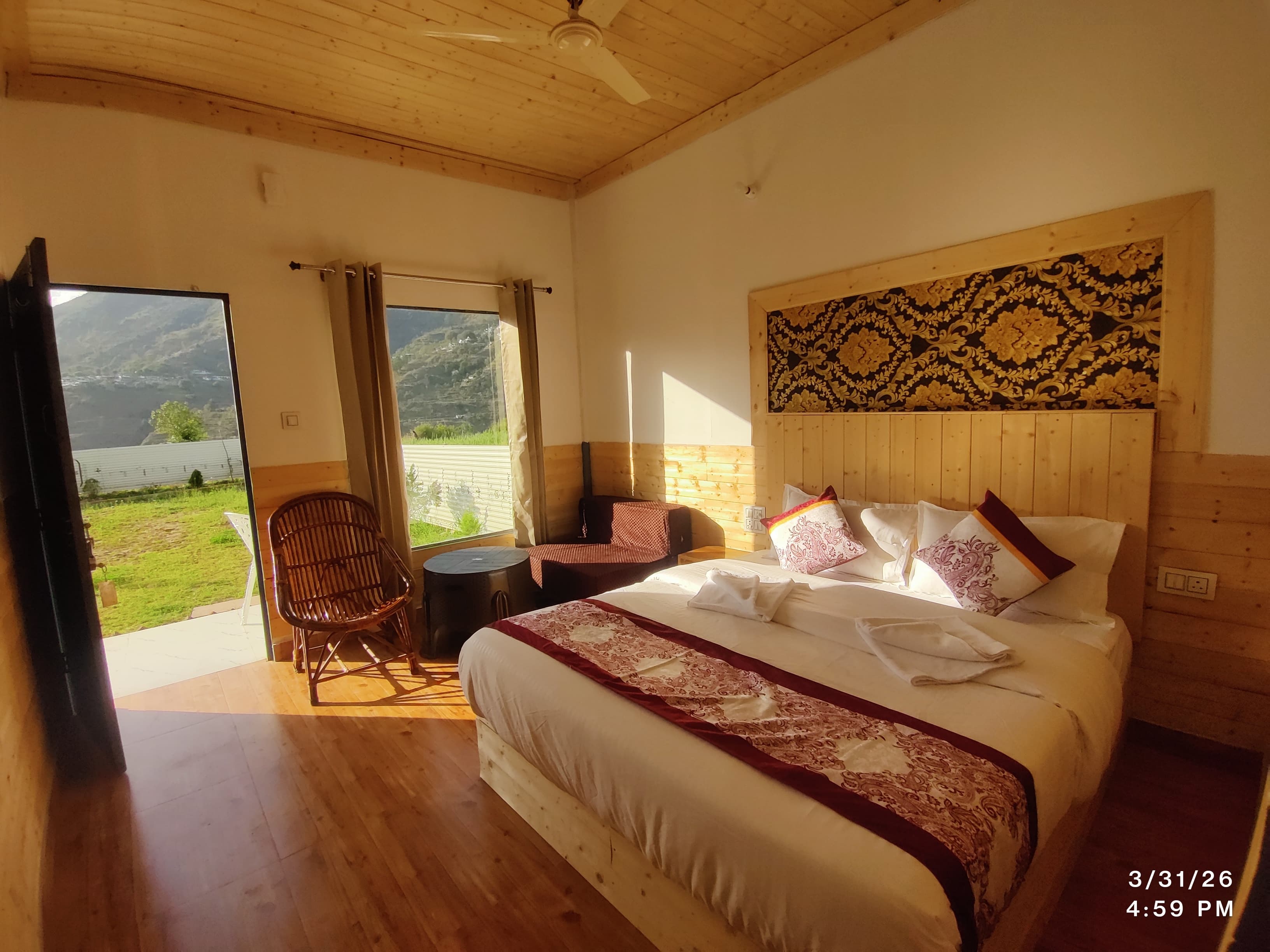 Deluxe Valley View Room